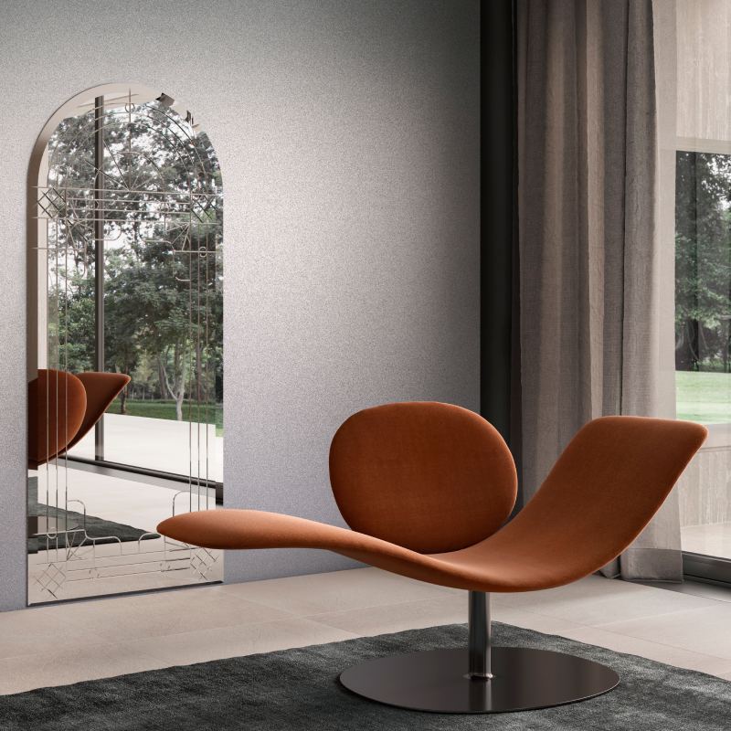 Luminarie - Natuzzi Italia -в интерьере гостиной зеркало с креслом